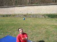Nicolas jonglant assis